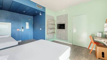 Escriptori, cortines opaques i habitacions insonoritzades