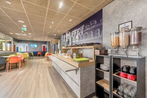 Colazione a buffet, servita tutte le mattine (8.5 EUR a persona) 