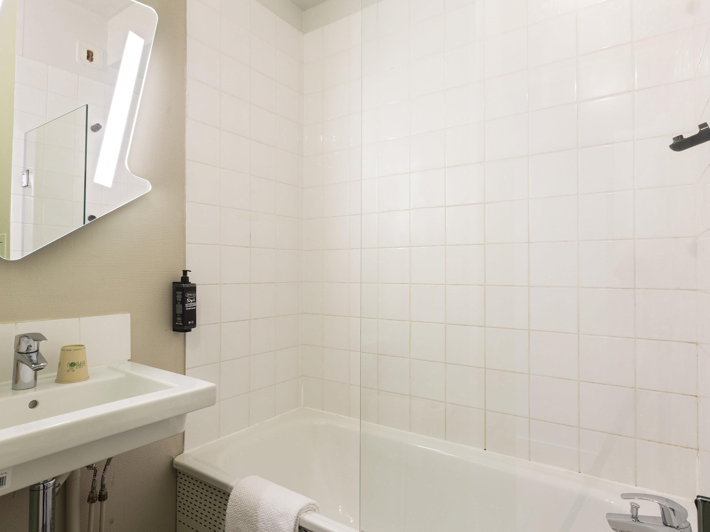 Escritorio, cortinas blackout, insonorización y cunas gratuitas 