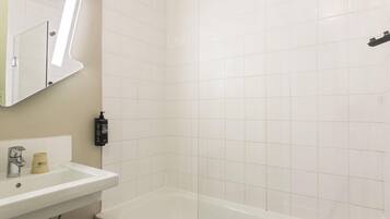 Schreibtisch, Verdunkelungsvorhänge, schallisolierte Zimmer