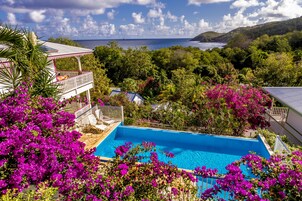 Piscina externa, guarda-sóis, espreguiçadeiras