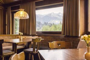 Frokost og middag serveres