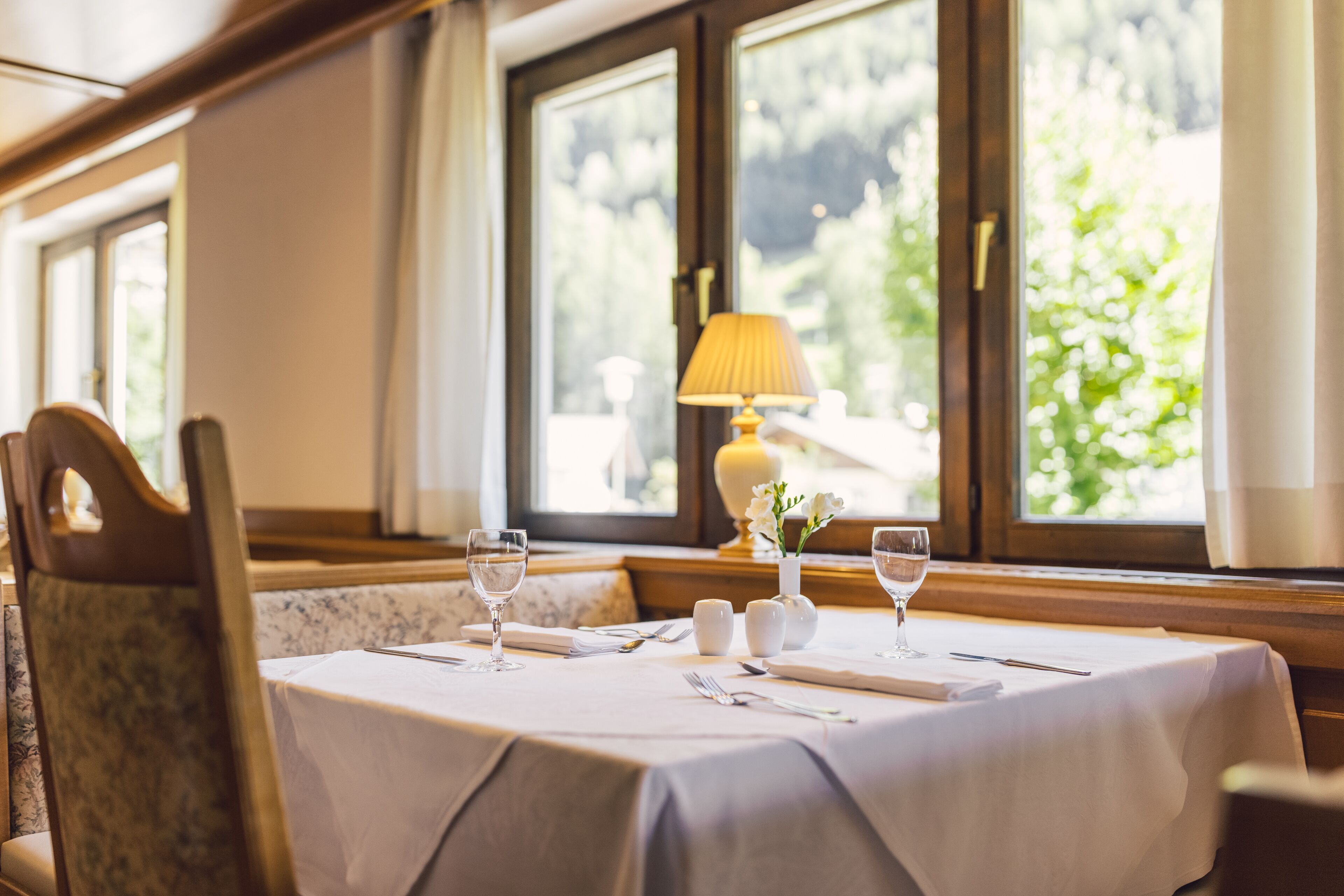 Petit déjeuner et dîner servis sur place
