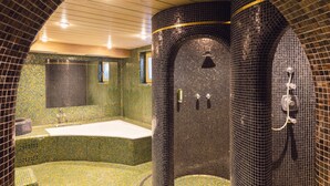 Un baño con ducha curvada, lavamanos y espejo.