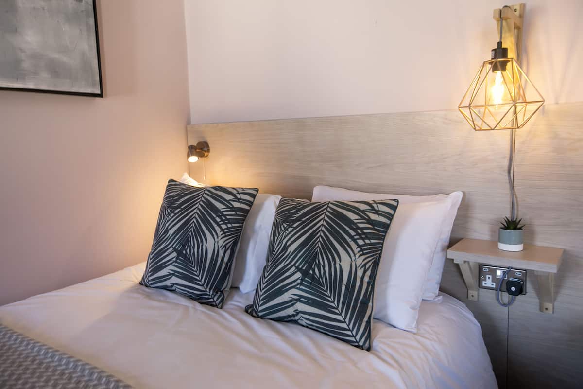 Single Room | In-room safe, bed sheets