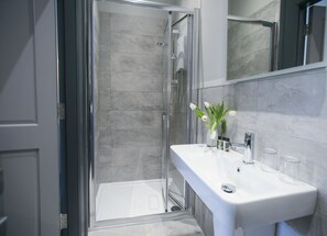 Bathroom - The Fullerton Arms (Ballycastle)