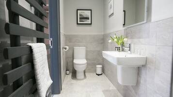 Double Room | Bathroom | Shower, free toiletries, hair dryer, towels