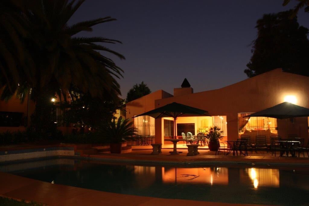 Fachada de la propiedad por la tarde o noche