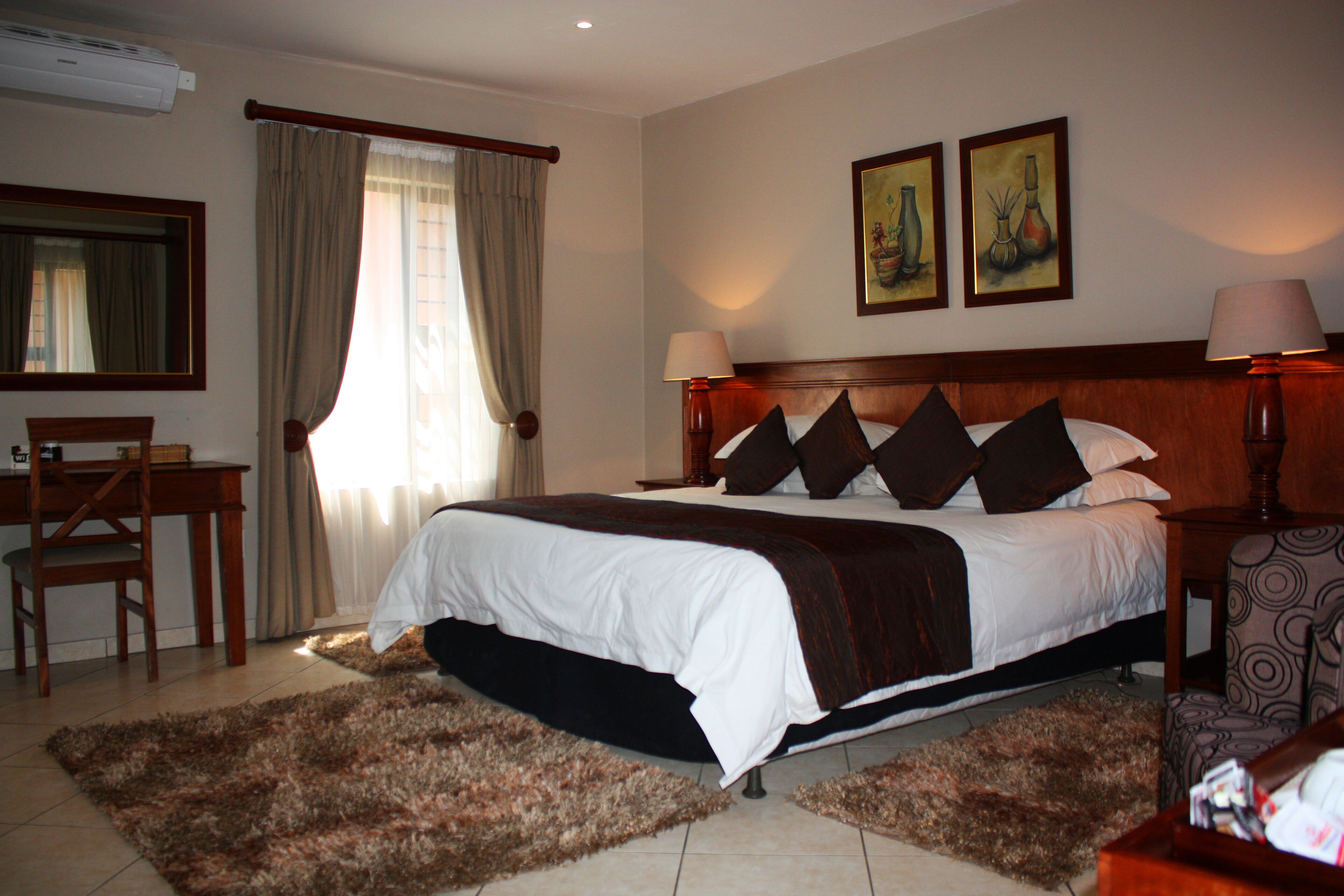 Comfort Double Room | In-room safe, desk, free WiFi, bed sheets