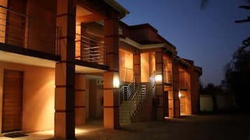 Fachada de la propiedad por la tarde o noche