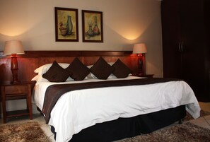In-room safe, desk, free WiFi, bed sheets - Eagles Nest Lodge (Sandton)