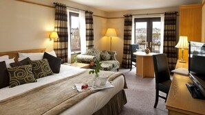 Premium bedding, desk, laptop workspace, iron/ironing board (on request) - Marine Court Hotel (Bangor)