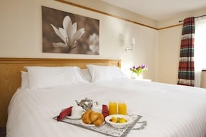 Premium bedding, individually decorated, individually furnished, desk - Marine Court Hotel (Bangor)