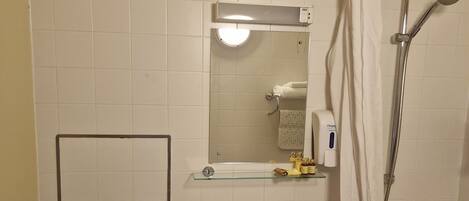 Un baño con inodoro, lavamanos y ducha.