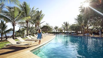 2 piscines extérieures, parasols de plage, chaises longues