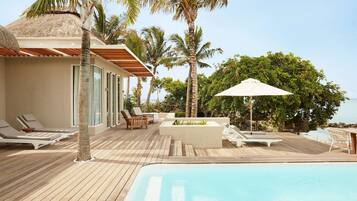 Hypo-allergenic bedding, minibar, in-room safe, desk