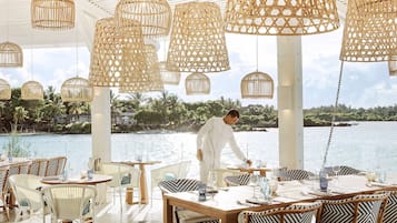 5 restaurants; breakfast, lunch, and dinner served