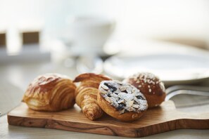 Frukostbuffé varje dag (EUR 40 per person)