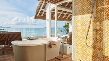 OCEAN JUNIOR SUITE (70 sqm) | Badezimmer | Kostenlose Toilettenartikel, Haartrockner, Bademäntel, Hausschuhe