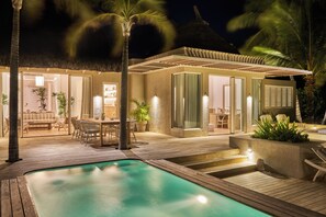 LUX* VILLA (300 sqm) | Allergitestade sängkläder, minibar och värdeförvaringsskåp på rummet