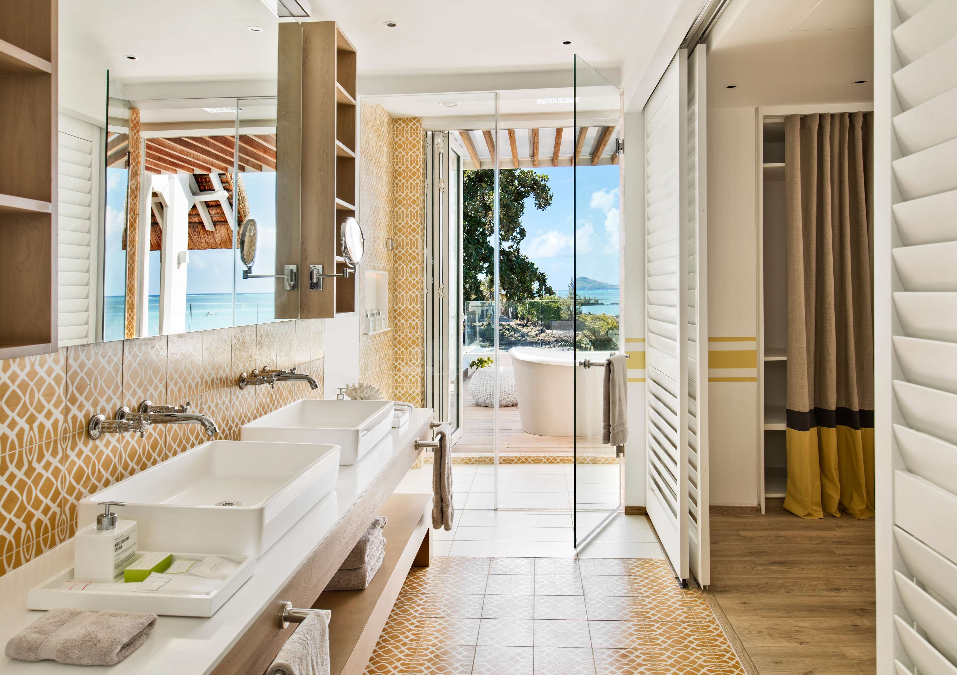 ocean junior suite (70 sqm) | bathroom | free toiletries, hair dryer, bathrobes, slippers