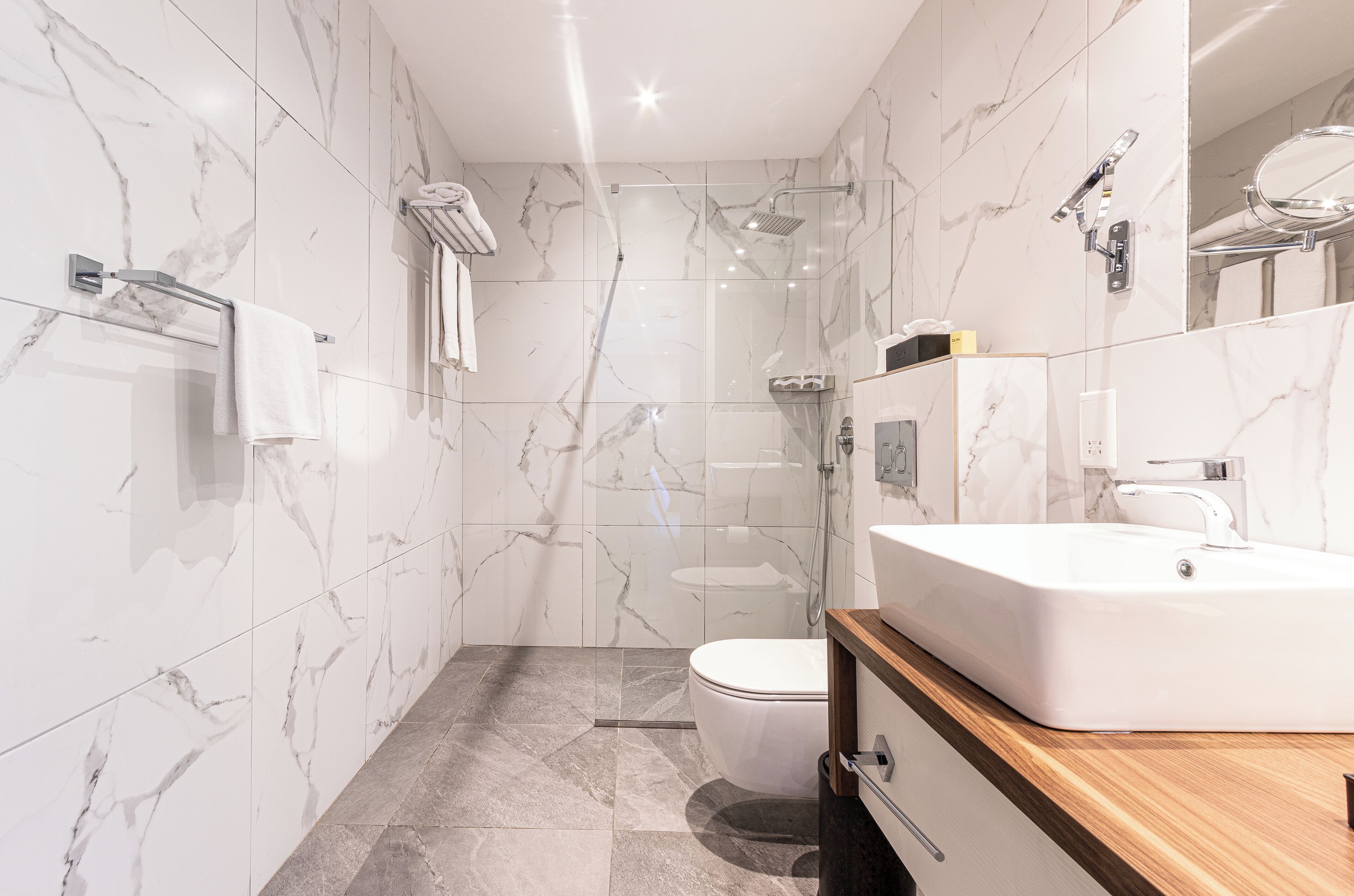 junior suite | bathroom | shower, free toiletries, hair dryer, towels