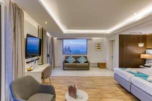 Luxury Suite | Minibar, in-room safe, desk, blackout drapes