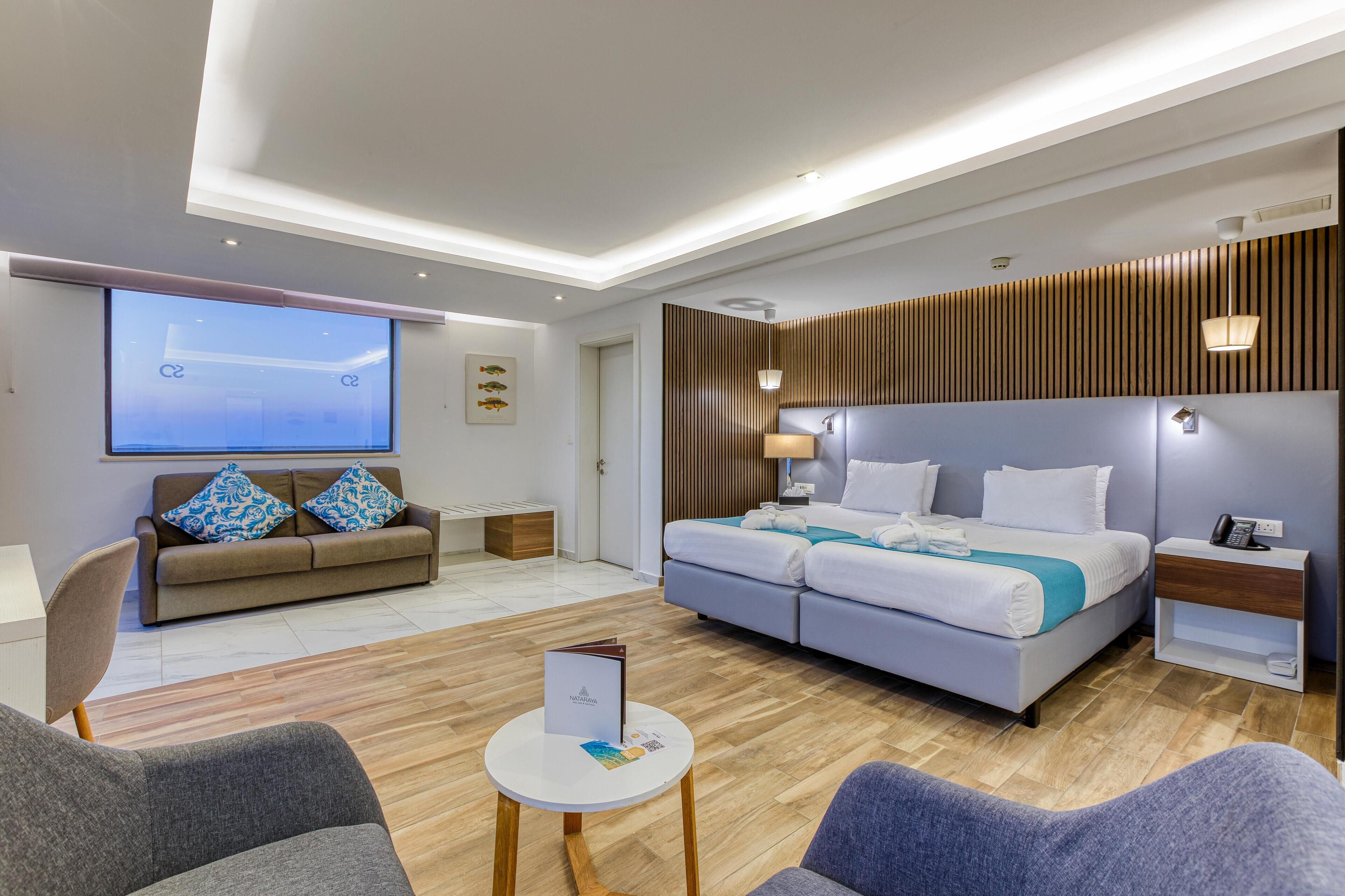 Luxe suite | Een minibar, een kluis op de kamer, een bureau, verduisterende gordijnen