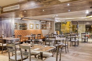 3 restaurants, breakfast, lunch, dinner served; Italian cuisine