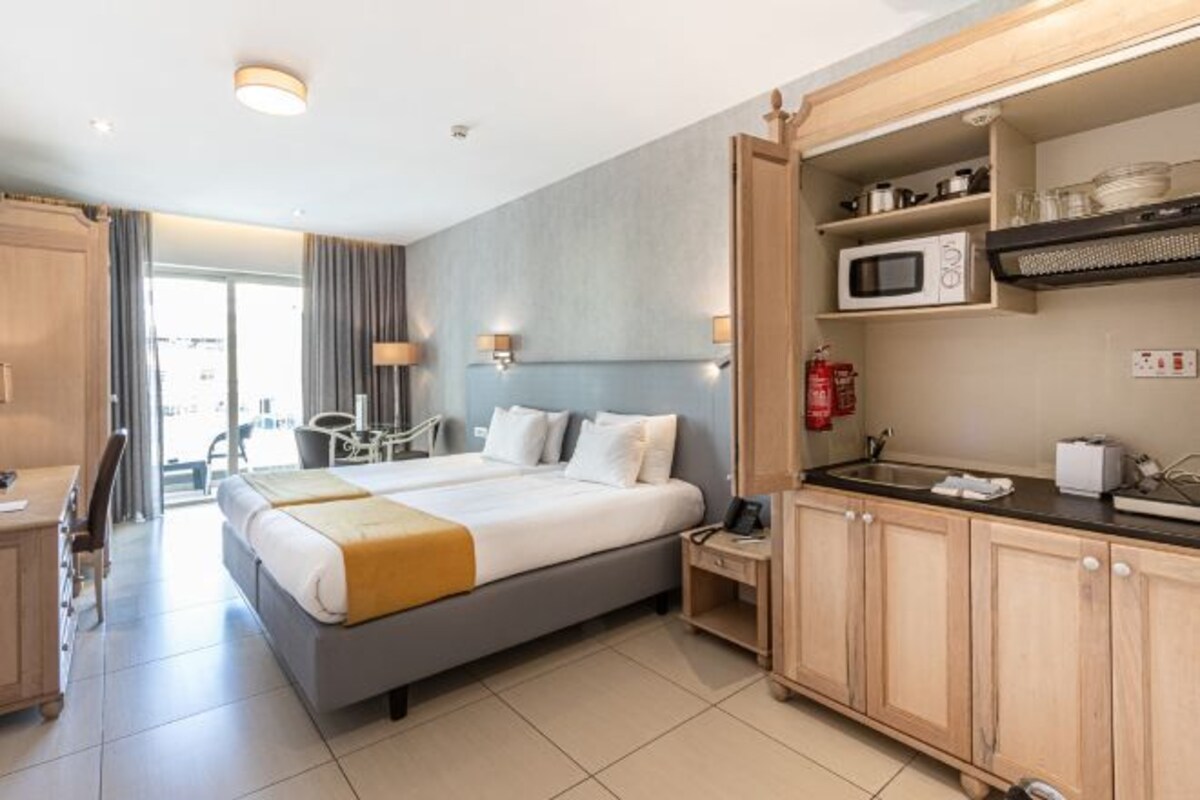 Minibar, safe på rommet, skrivebord og blendingsgardiner