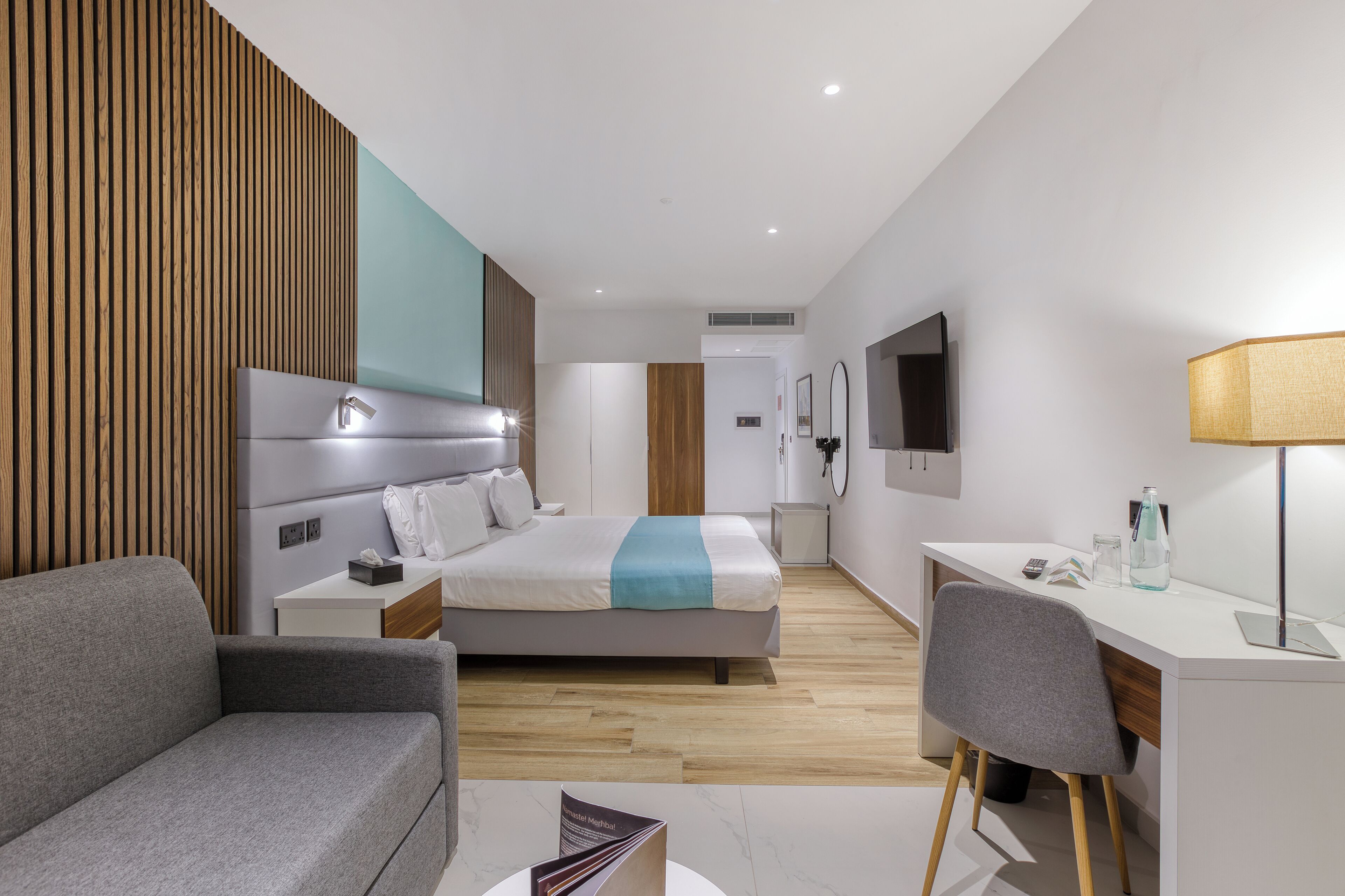 Minibar, caja de seguridad en la habitación y escritorio 