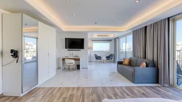 Suite de lujo | Minibar, caja fuerte, escritorio y cortinas opacas