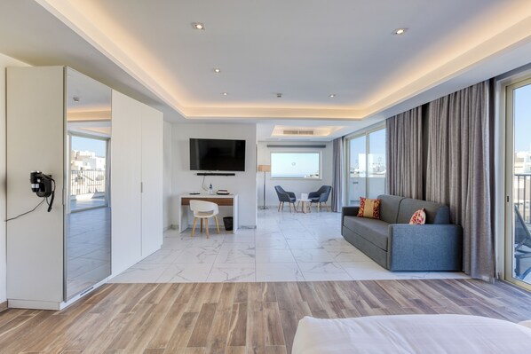 Minibar, caja de seguridad en la habitación y escritorio 