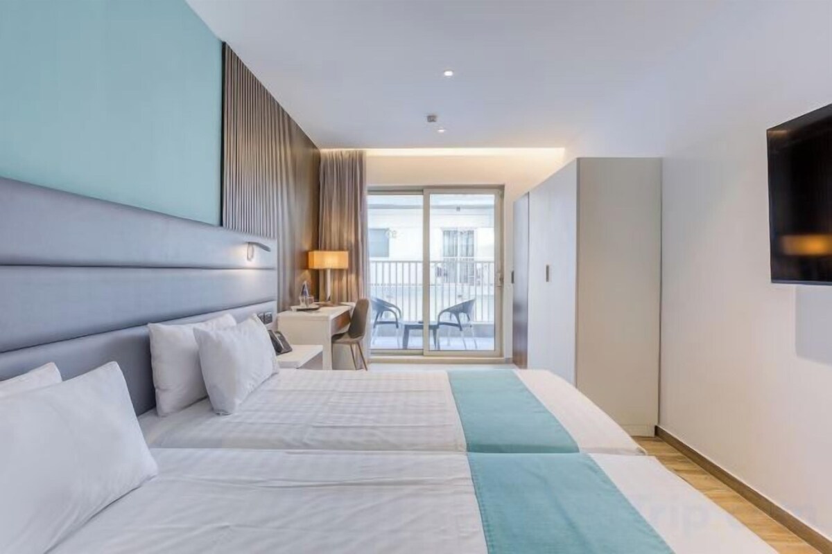 Minibar, safe på rommet, skrivebord og blendingsgardiner