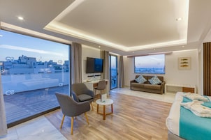 Luxury Suite | Minibar, in-room safe, desk, blackout drapes