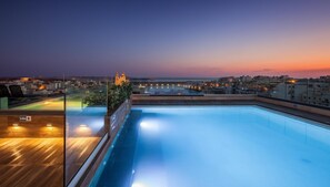 Una piscina cubierta, 3 piscinas al aire libre, sombrillas, tumbonas
