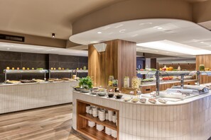 3 restaurants, breakfast, lunch, dinner served; Italian cuisine