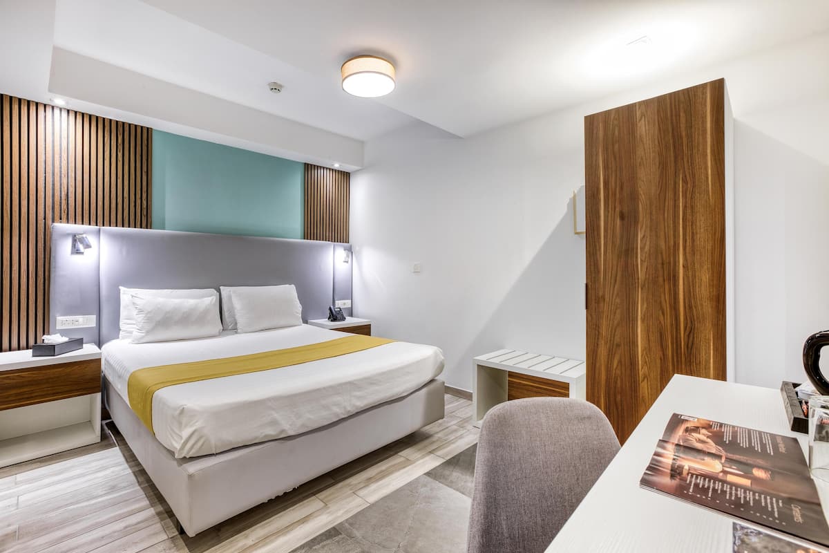 Internal/Non Balcony Room | Frigobar, cofres nos quartos, escrivaninha, cortinas blackout
