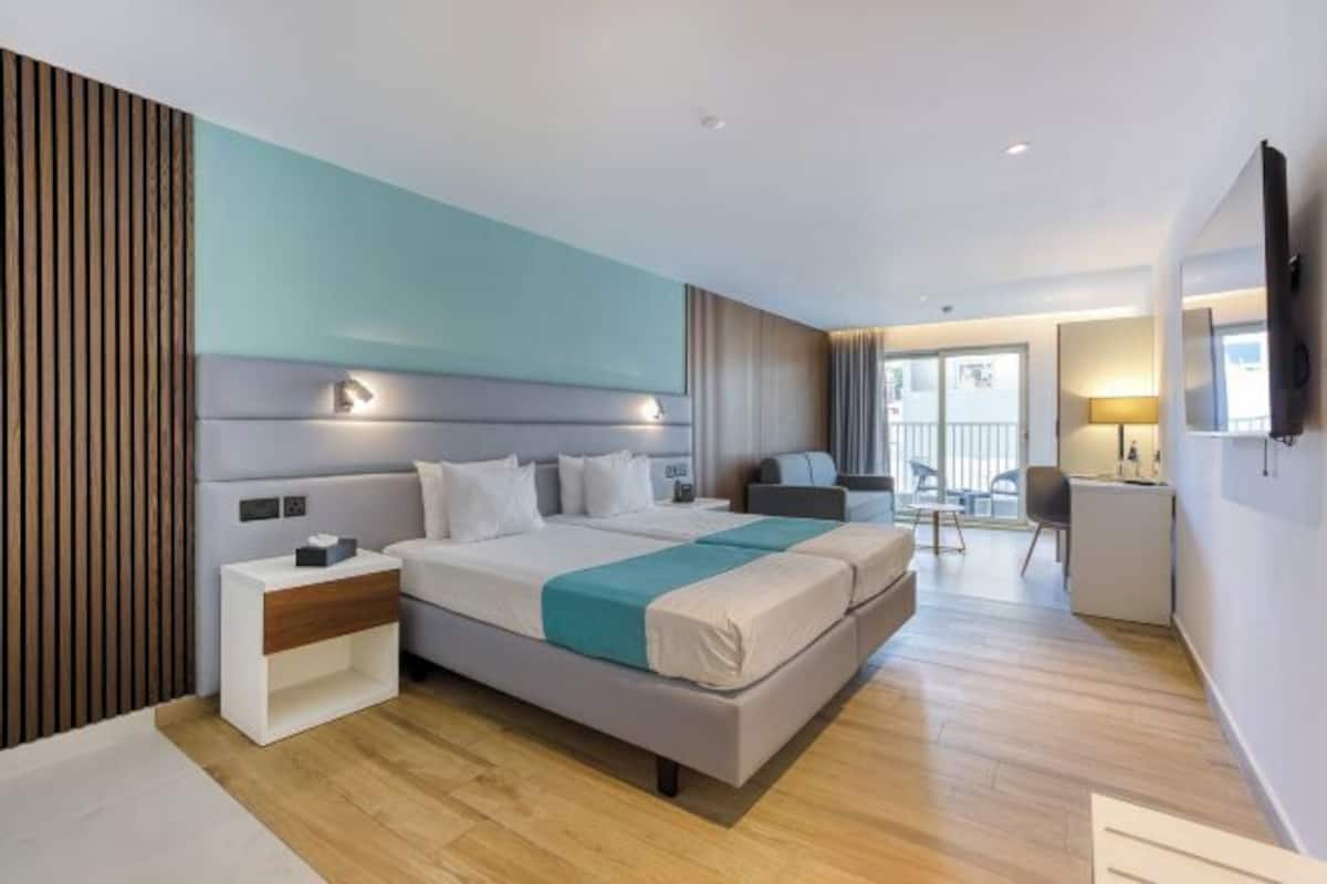 Minibar, in-room safe, desk, blackout curtains