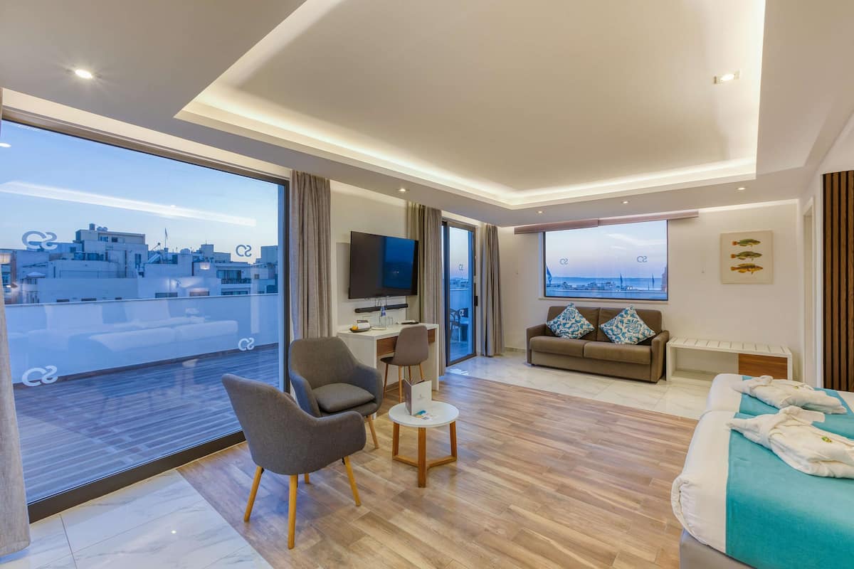 luxury suite | minibar, in-room safe, desk, blackout curtains