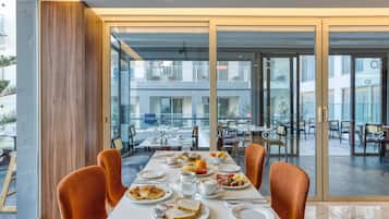 3 restaurantes; se sirven desayunos, almuerzos, cenas y cocina italiana