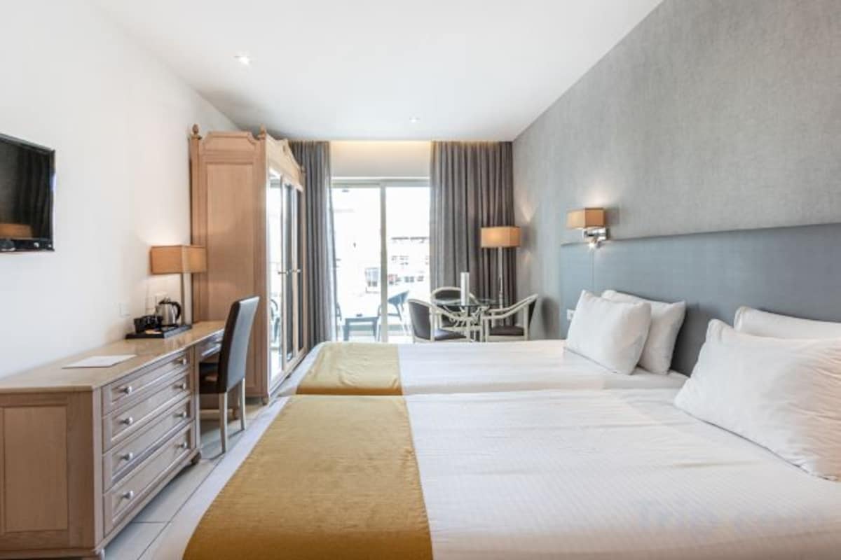 Minibar, safe på rommet, skrivebord og blendingsgardiner