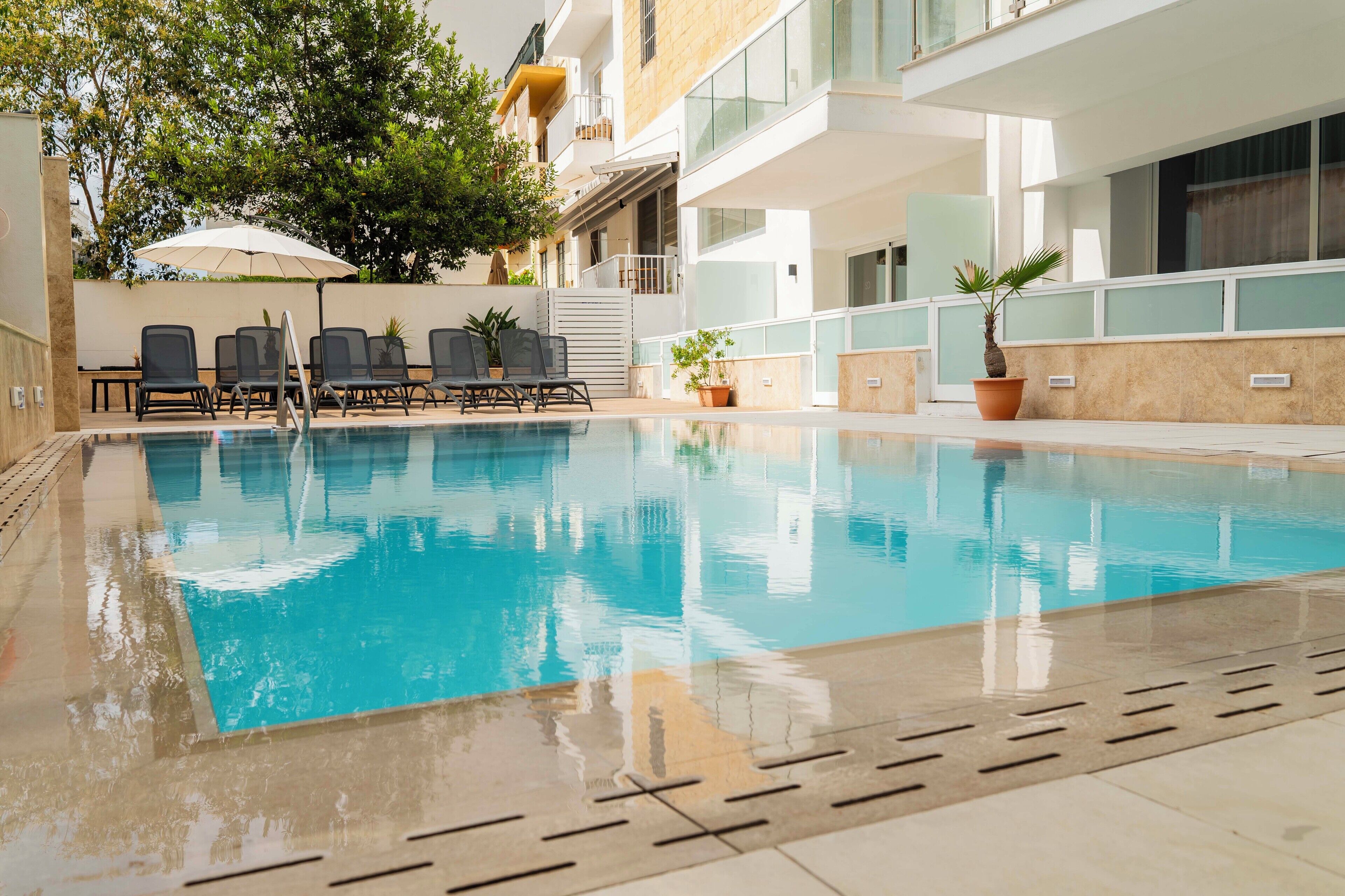 Sisäuima-allas, 3 ulkouima-allasta, aurinkovarjoja, aurinkotuoleja