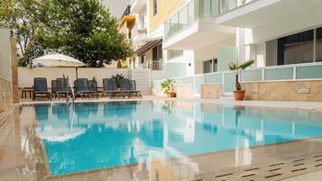 SisÀuima-allas, 3 ulkouima-allasta, aurinkovarjoja, aurinkotuoleja