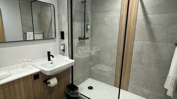 Een douche, een regendouche, handdoeken, zeep