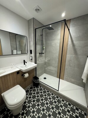 Shower, rainfall showerhead, towels, soap - Hotel Nineteen (Barnsley)