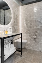 Junior Suite | Bathroom | Free toiletries, hair dryer, towels