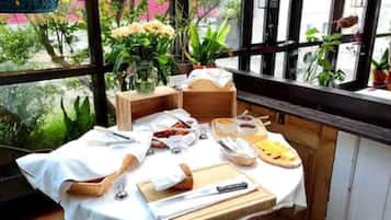 Desayuno buffet (EUR 24 por persona)