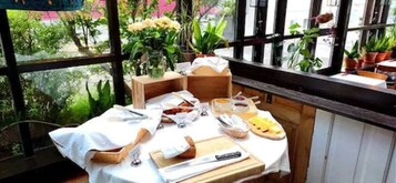 Desayuno buffet diario (EUR 24 por persona)