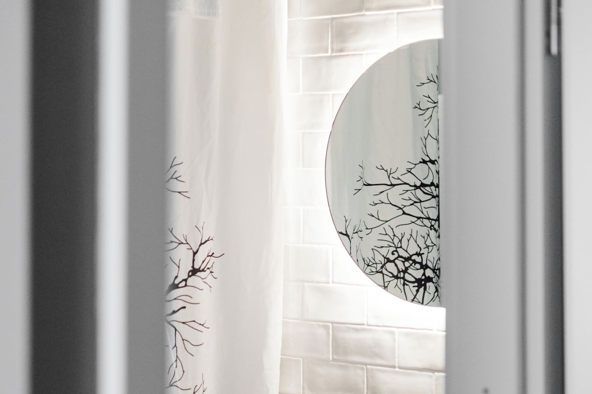 Egyptian cotton sheets, premium bedding, Select Comfort beds, free WiFi